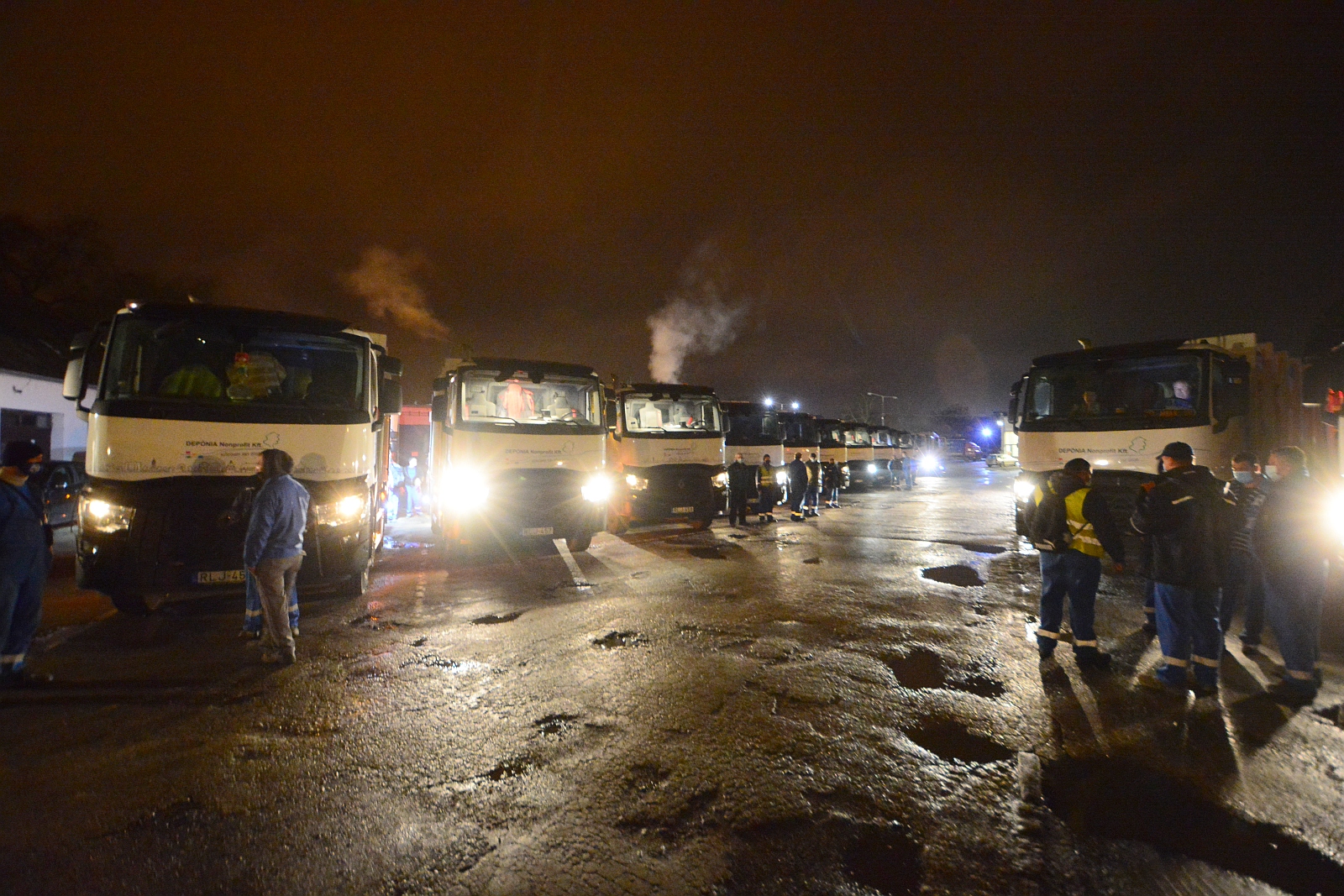 Műszakkezdés a Depóniánál - így indulnak hajnalban a kukásautók